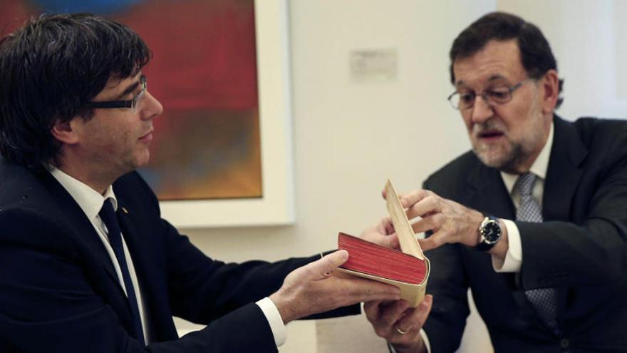 Rajoy regala un ejemplar de &#039;El Quijote&#039; a Puigdemont