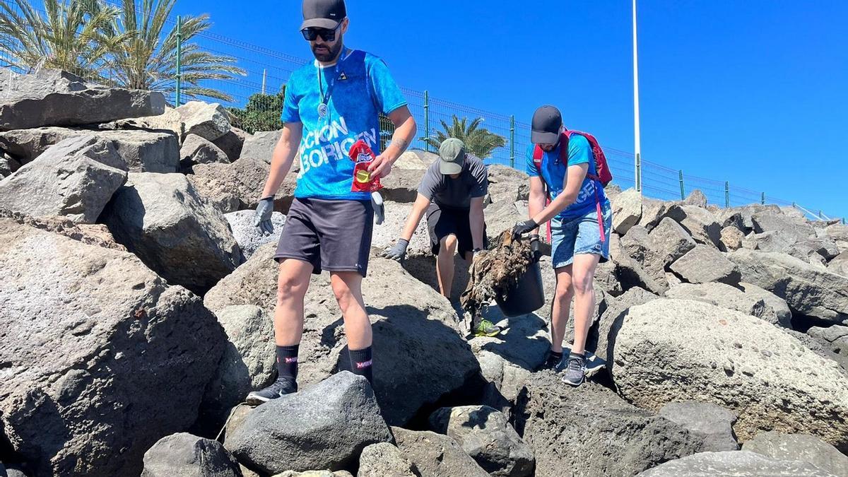 Imagen de la limpieza de la playa de Las Marañuelas, en Arguineguín.