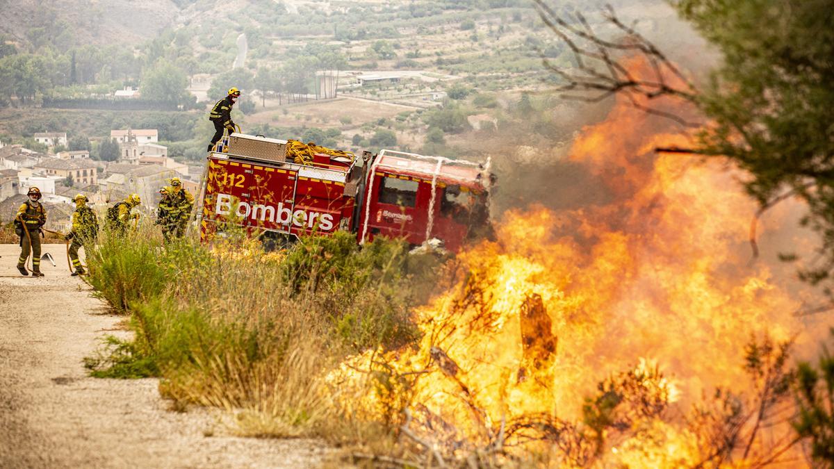 Bomberos trabajando en la extinción del incendio en Vall d&#039;Ebo