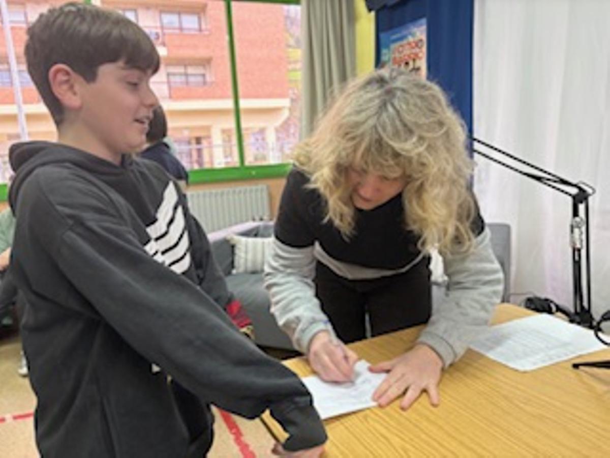 Mar Olid visita el colegio público El Coto de El Entrego