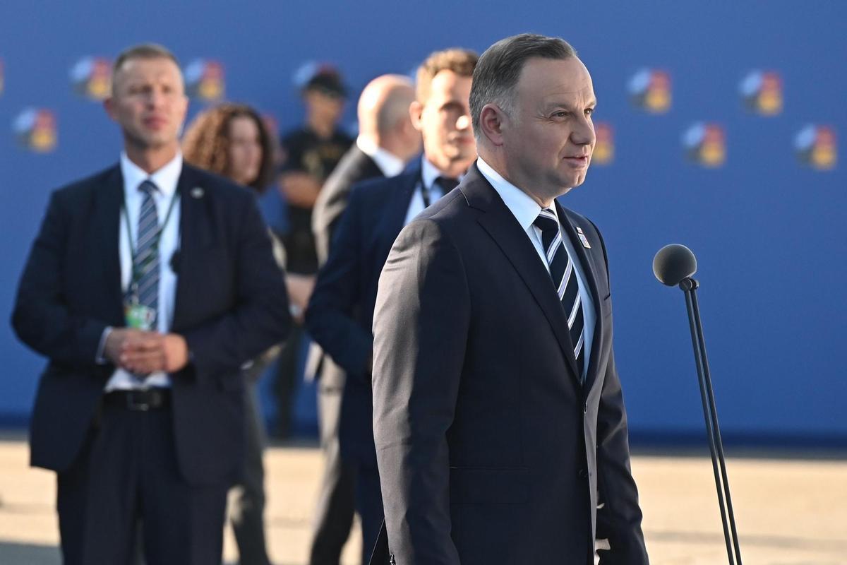 MADRID, 29/06/2022.- El presidente de Polonia, Andrzej Duda, interviene a su llegada a la primera jornada de la cumbre de la OTAN que se celebra este miércoles en el recinto de Ifema, en Madrid. EFE/Fernando Villar