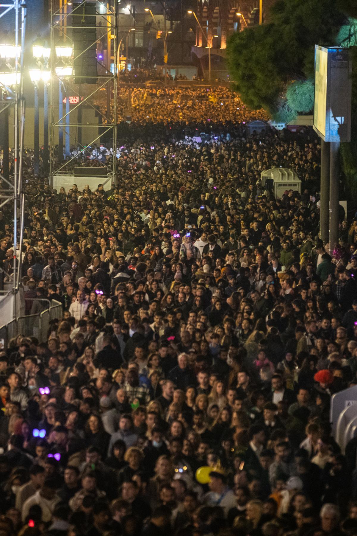 Fiesta para celebrar el paso del 2022 al 2023 junto a la Fuente Mágica de Montjuïc de Barcelona