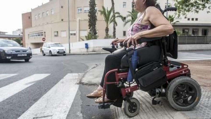 Llanos Rodríguez, de Alicante Accesible, baja con su silla de ruedas por las polémicas rampas.