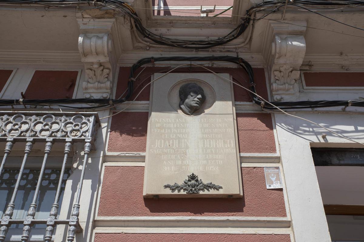 Placa conmemorativa que indica el nacimiento de Rodrigo en esta casa