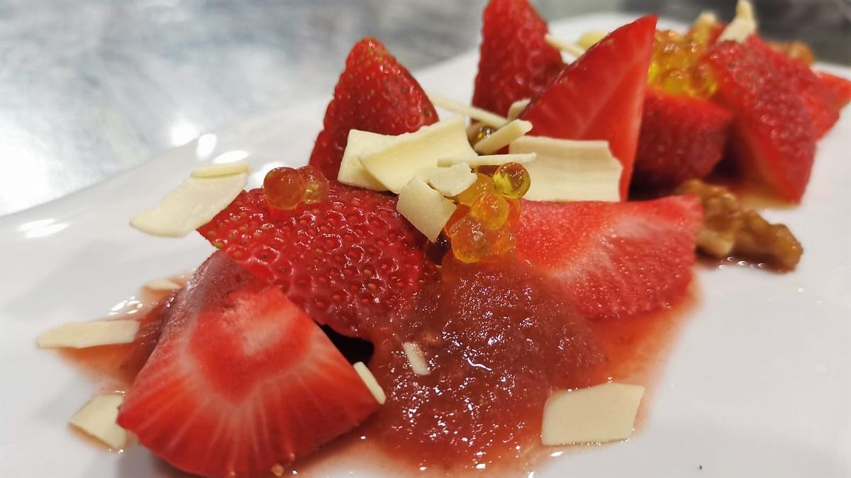 Fresones del Maresme con mermelada tomate y fresa, toques de menta y virutas de chocolate blanco.