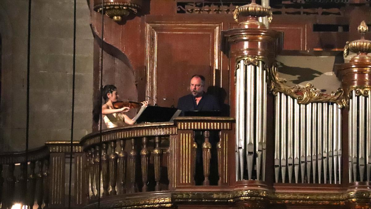 El baríton Matthias Goerne amb la violinista María Dueñas en un concert a la basílica de Santa Maria de Castelló d&#039;Empúries