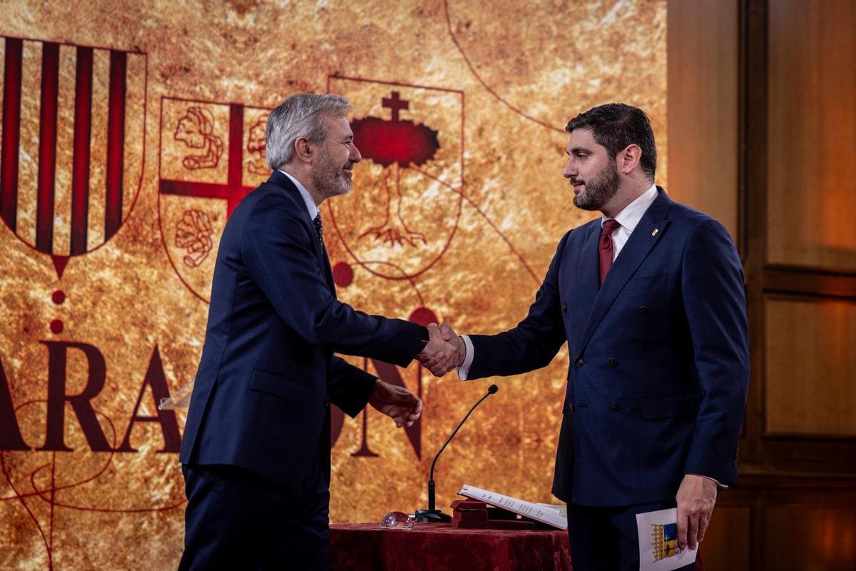 Azcón y Nolasco se saludan después de que el líder de Vox tome posesión como vicepresidente de la DGA.