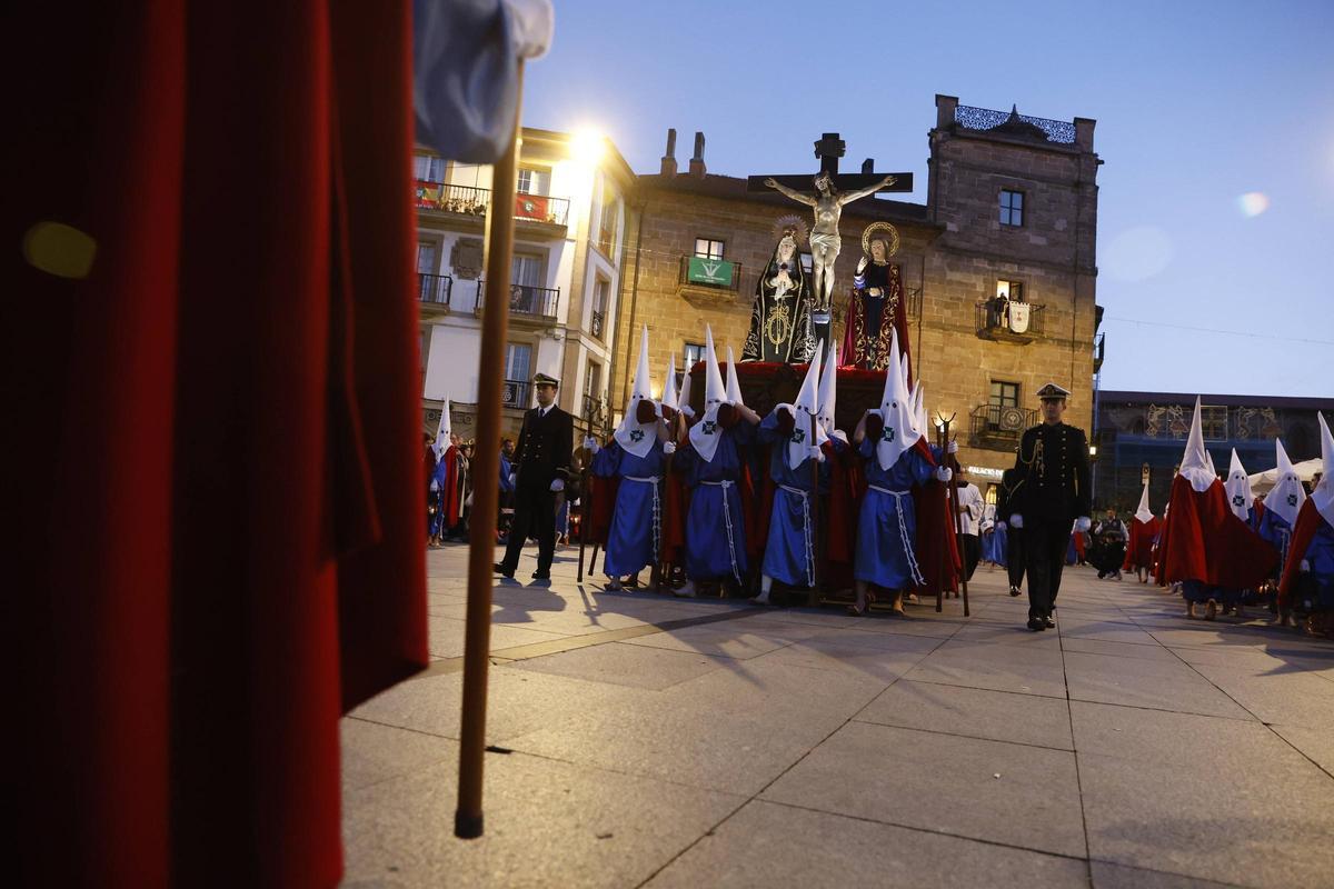 EN IMÁGENES: Avilés, a reventar en la procesión del Silencio