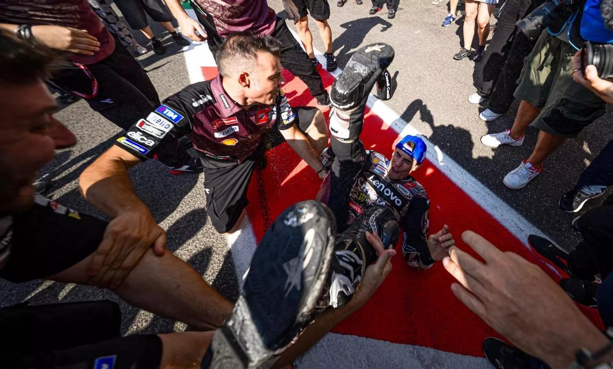 La caída no fue sonada, no fue desde gran altura, pero Marc Márquez se escurrió entre los brazos de sus mecánicos.