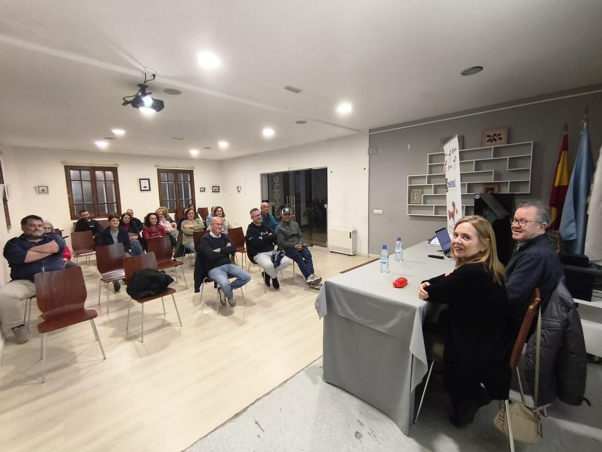 José Besada, a la derecha, durante la asamblea.