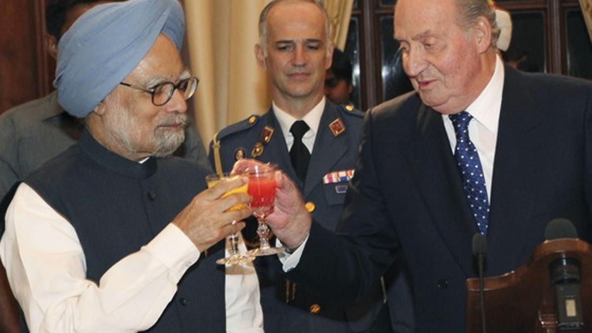 Juan Carlos brinda con el primer ministro indio, Manmohan Singh.