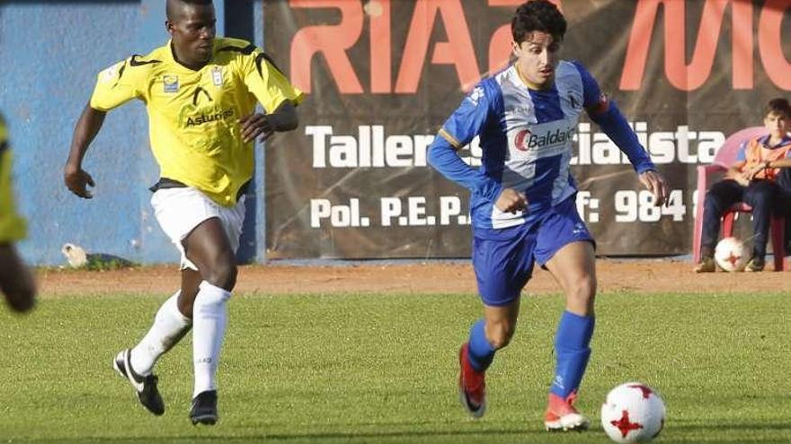 Coutado se escapa de Rony, del San Martín.