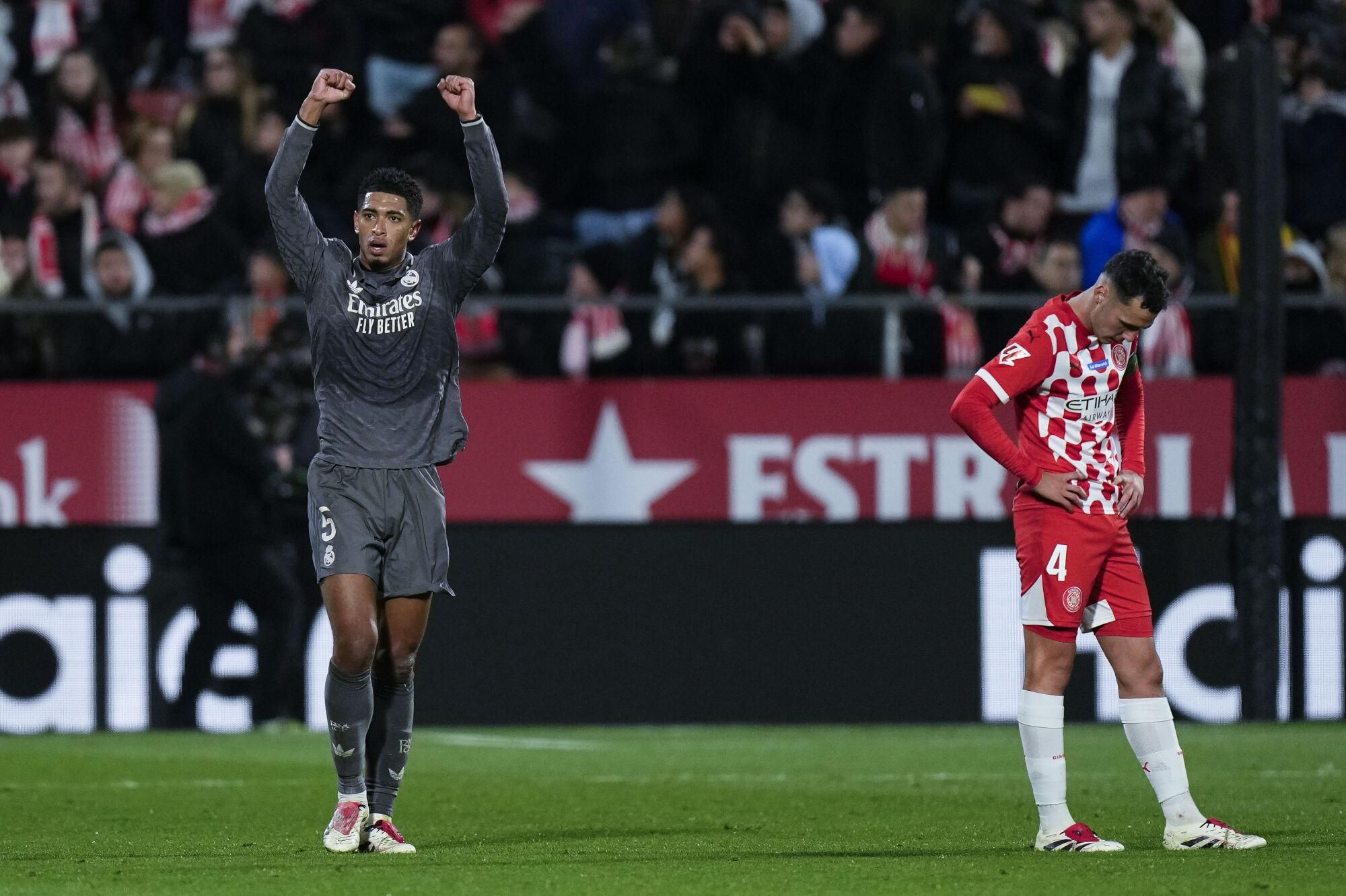 GIRONA, 07/12/2024.- El centrocampista del Real Madrid Jude Bellingham (i) celebra su gol, primero del equipo blanco, durante el partido de la jornada 19 de LaLiga que Girona FC y Real Madrid disputan este sábado en el estadio Montilivi, en Girona. EFE/Siu Wu
