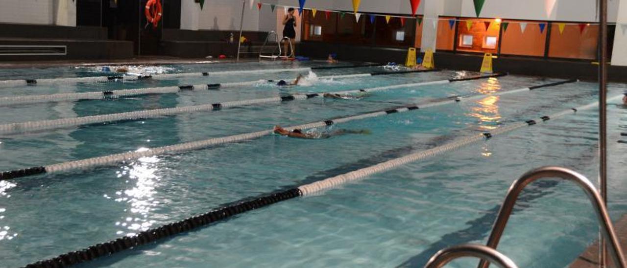 Usuarios realizando natación en la piscina de Moaña.   | GONZALO NÚÑEZ