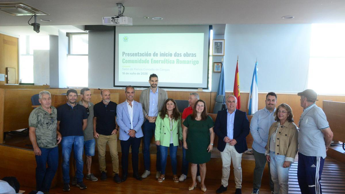 O deputado provincial Javier Tourís asiste ao acto de inicio das obras da comunidade enerxética de Romarigo en Cangas de Morrazo