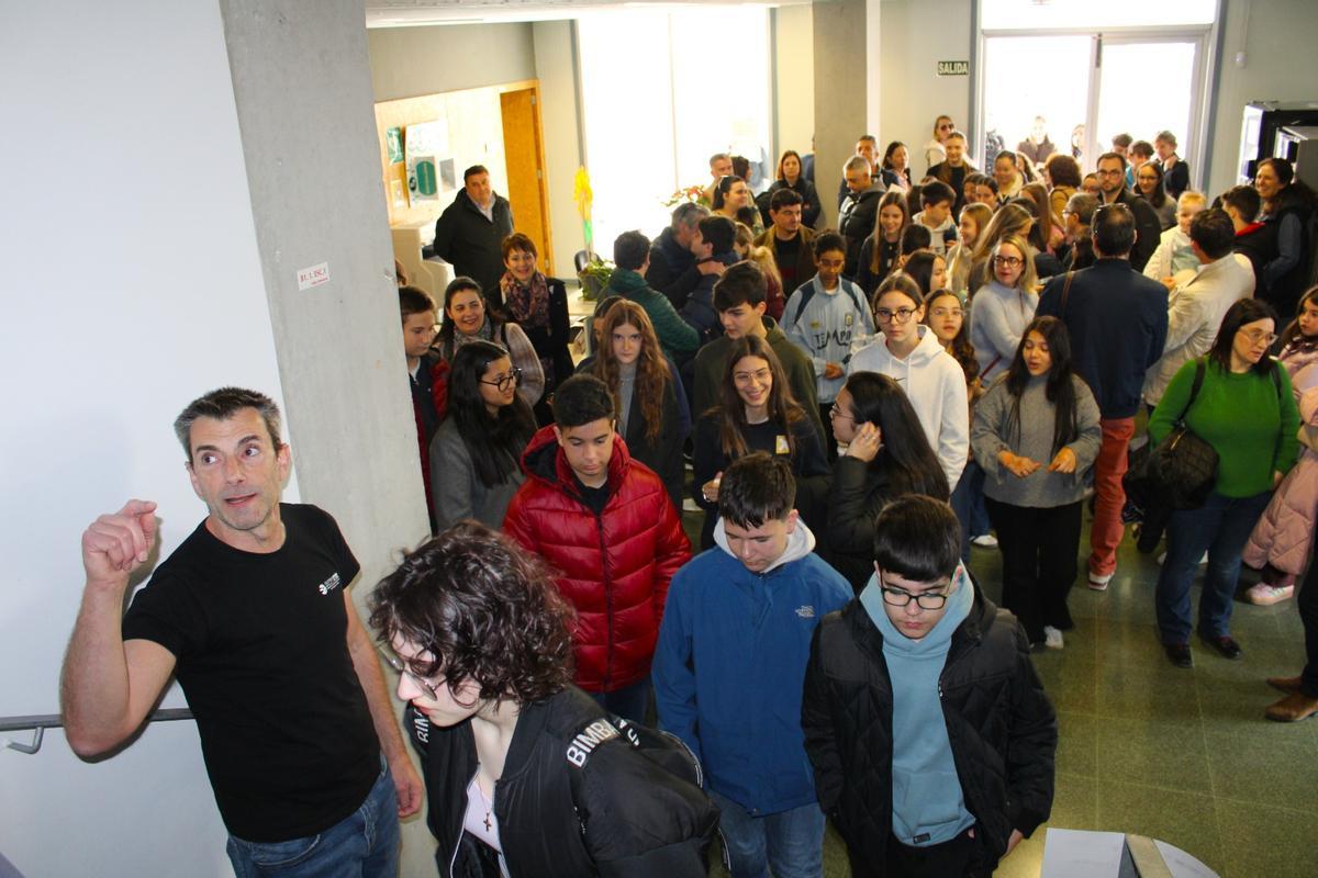 Decenas de alumnos y alumnas tomaban parte en la competición.