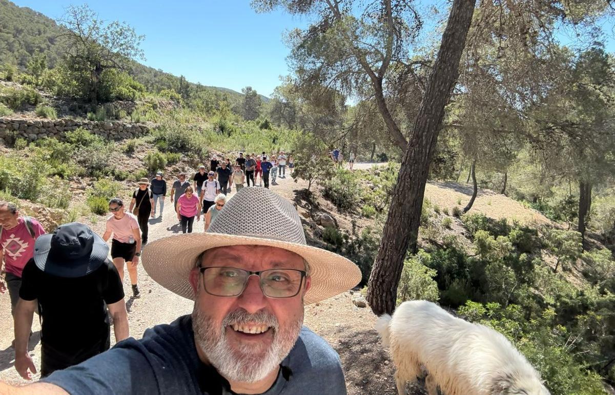 El guía y organizador de la excursión, Rafa Tur, se fotografió con varios de los asistentes. | FOTOS: RAFA TUR