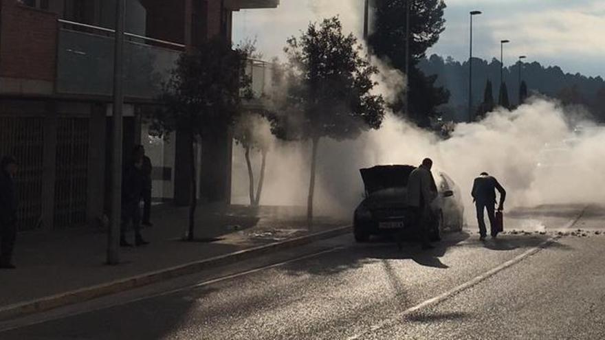 Crema un cotxe a Navàs