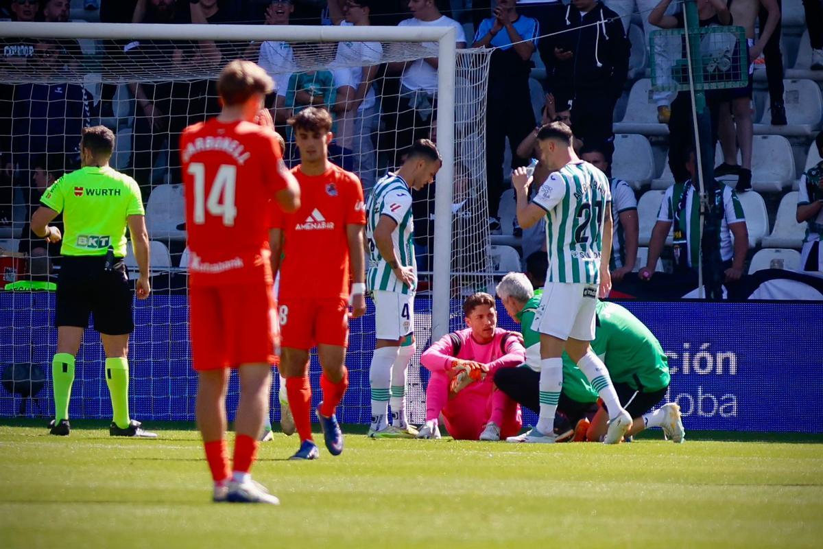 Los servicios médicos atendiendo a Carlos Marín durante el Córdoba CF-Real Sociedad B