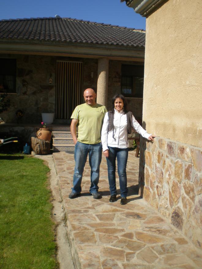 Ana Baladrón y su marido Quique, padres de acogida.