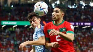 RAYÁN (CATAR), 06/12/2022.- Achraf Hakimi (d) de Marruecos disputa un balón con Pedri de España hoy, en un partido de los octavos de final del Mundial de Fútbol Qatar 2022 entre Marruecos y España en el estadio Ciudad de la Educación en Rayán (Catar). EFE/ Rodrigo Jiménez