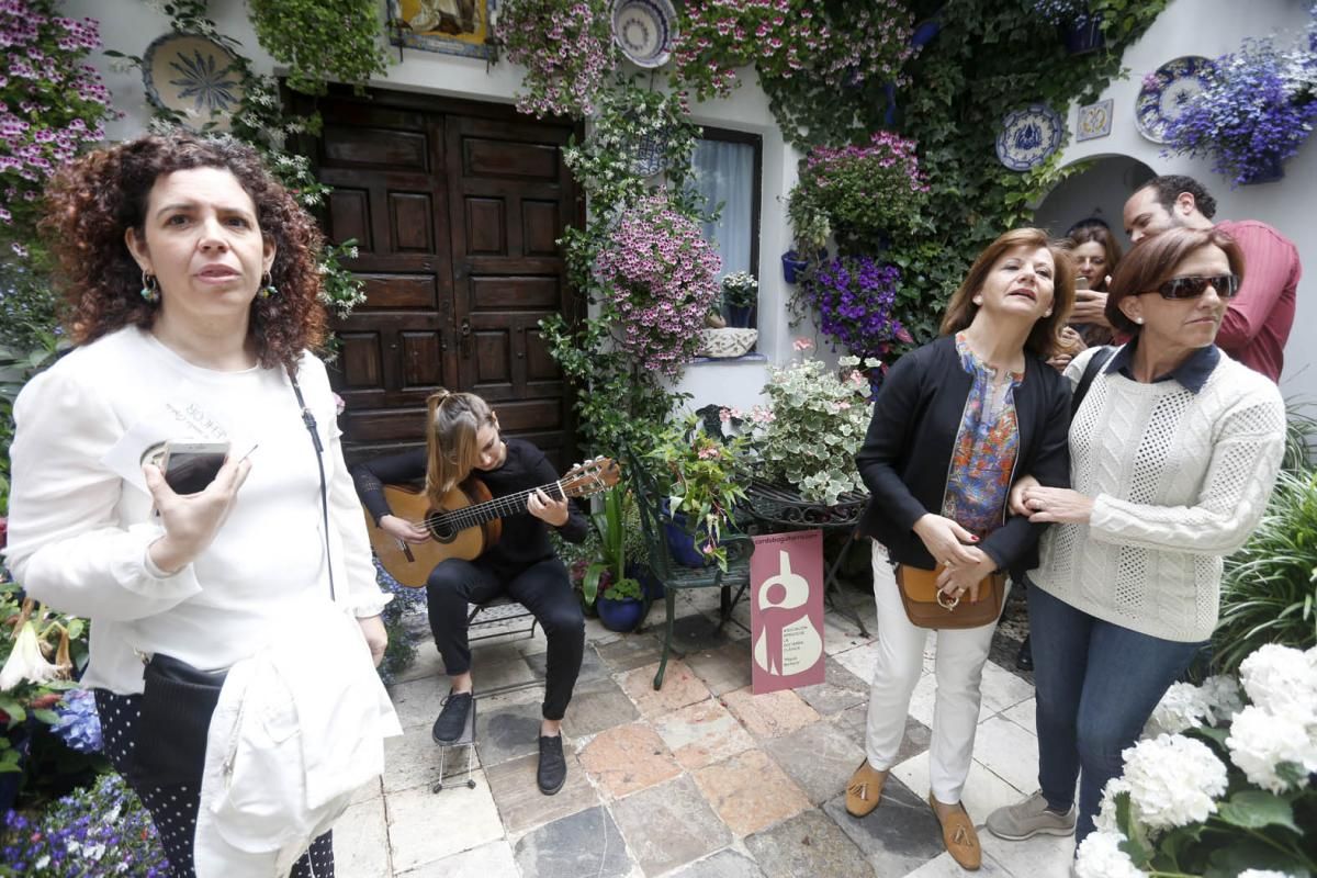 Fotogalería / Una multitud visita los patios el último sábado de la fiesta