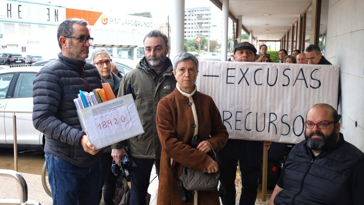 La presentación de firmas se hizo en la Dirección Territorial de la Conselleria de Igualdad.