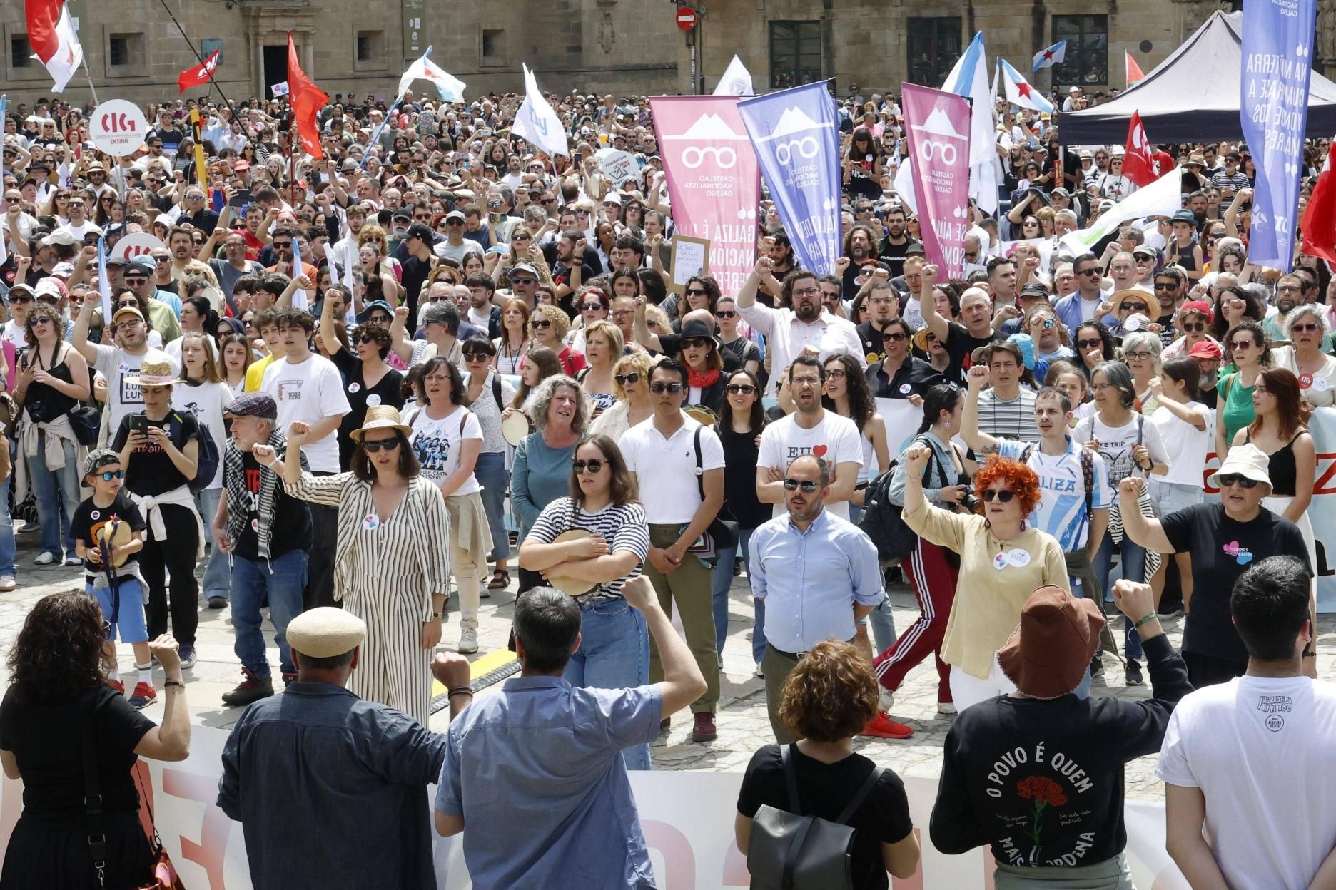 Miles de persoas toman as rúas de Santiago en defensa do galego
