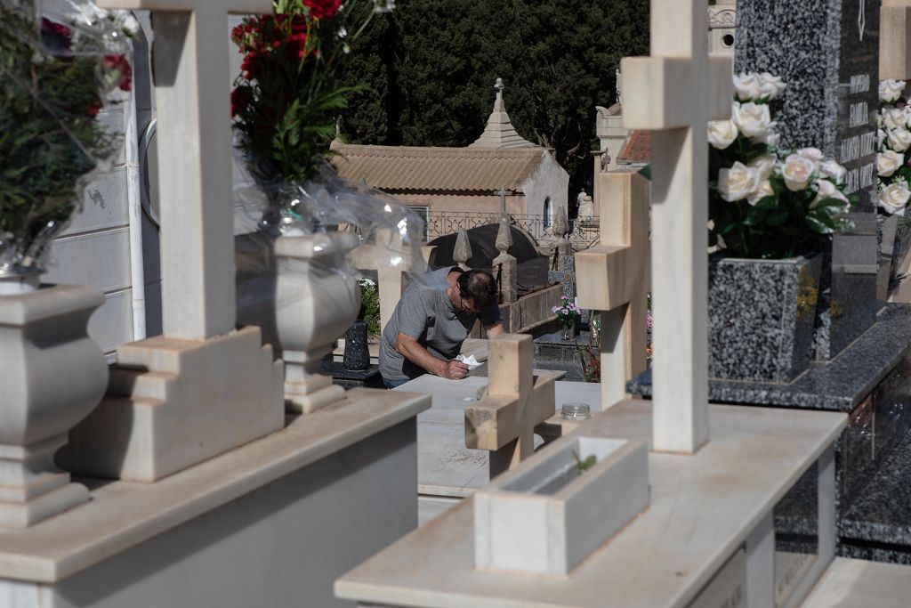 Víspera del día de Todos los Santos en el cementerio de Los Remedios de Cartagena