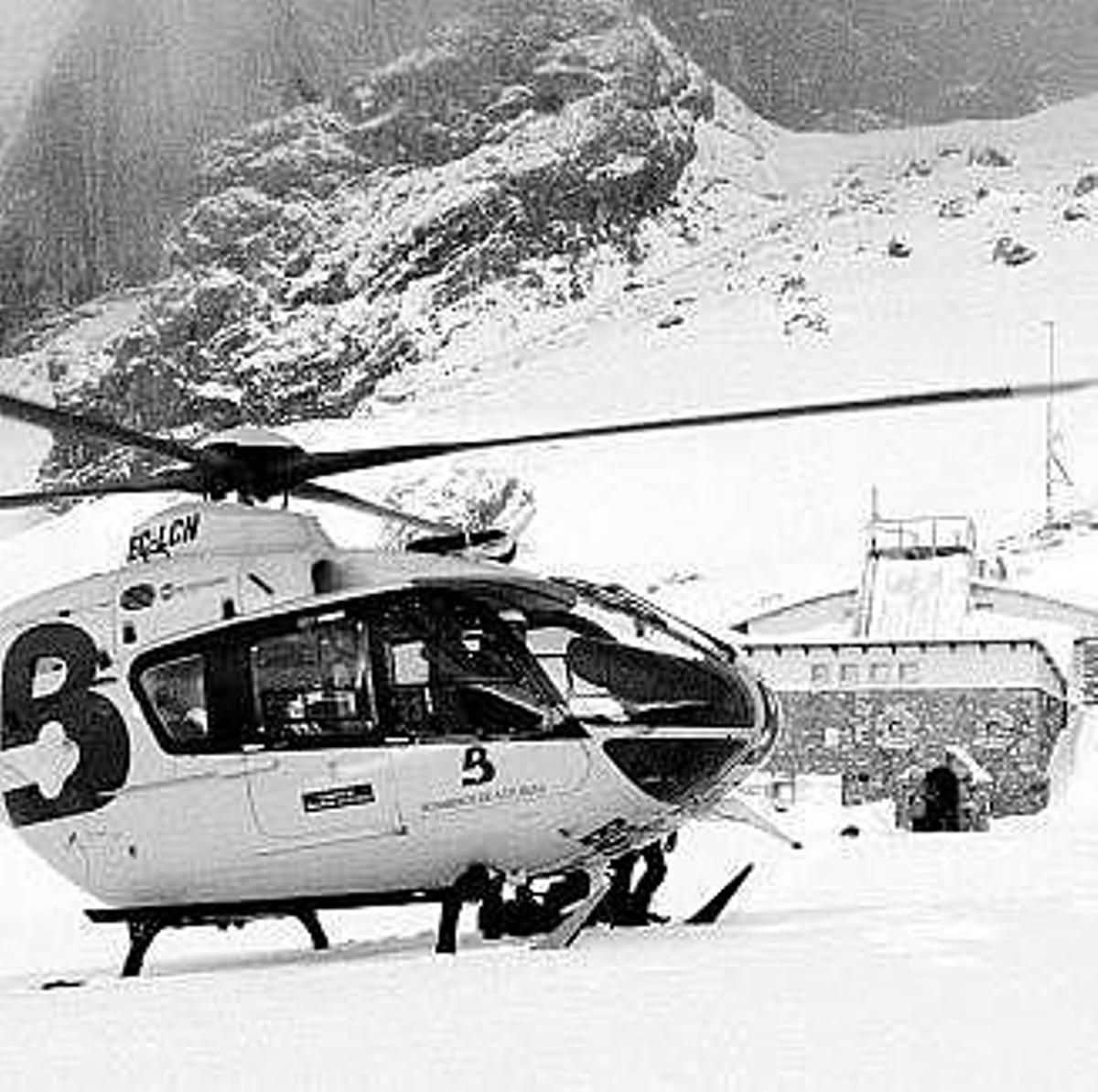 El helicóptero espera por el infartado en la Vega de Urriellu.