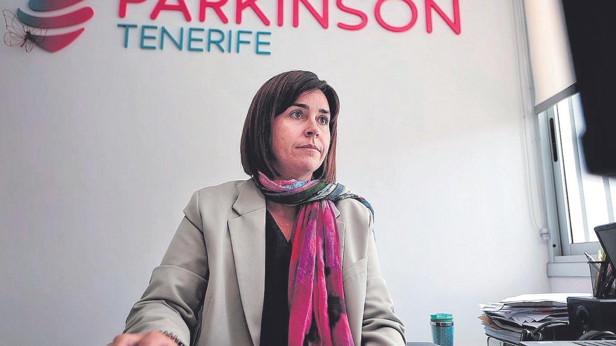 Nayra González mira la pantalla de su ordenador en su puesto de trabajo.