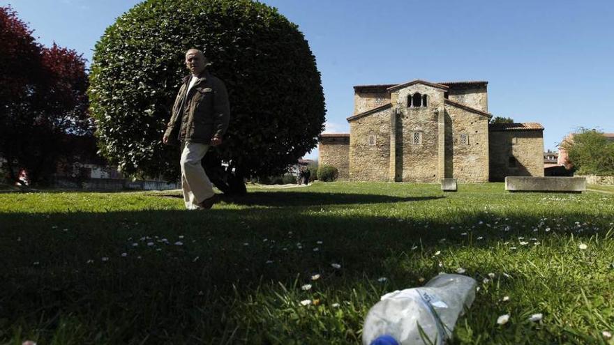 Entorno abandonado de la iglesia, con Santullano al fondo.