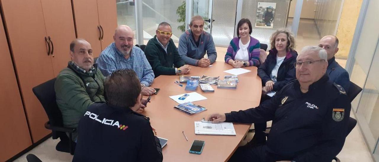 Reunión de la Policía Nacional de Plasencia con asociaciones de comerciantes y empresariales.