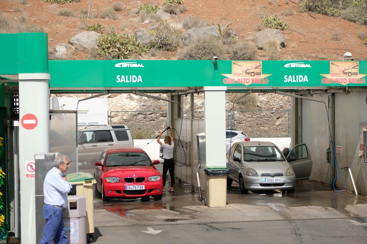 Varios conductores utilizan el autolavado en una estación de servicios del Archipiélago.