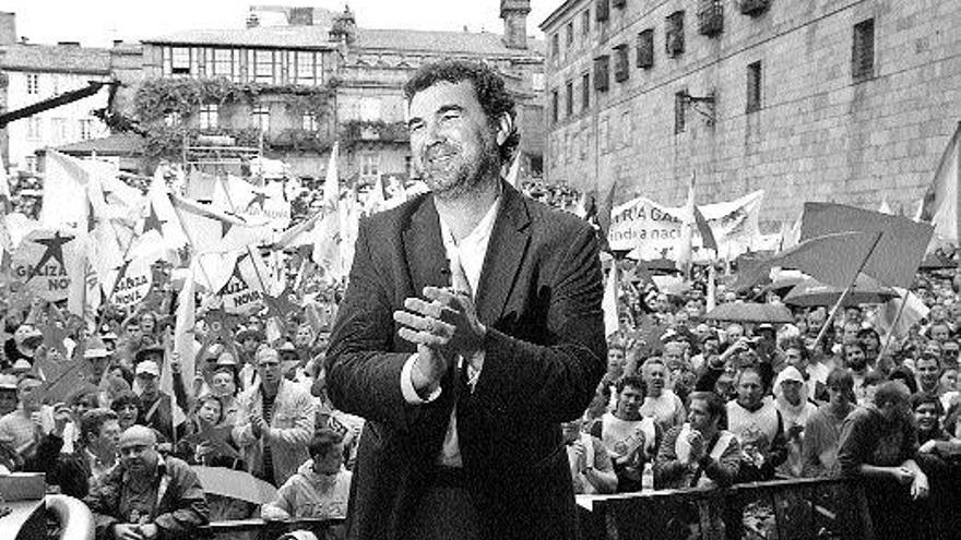 El portavoz nacional del BNG, Anxo Quintana, y detrás miles de militantes y simpatizantes nacionalistas, ayer en la Plaza da Quintana. / jorge leal