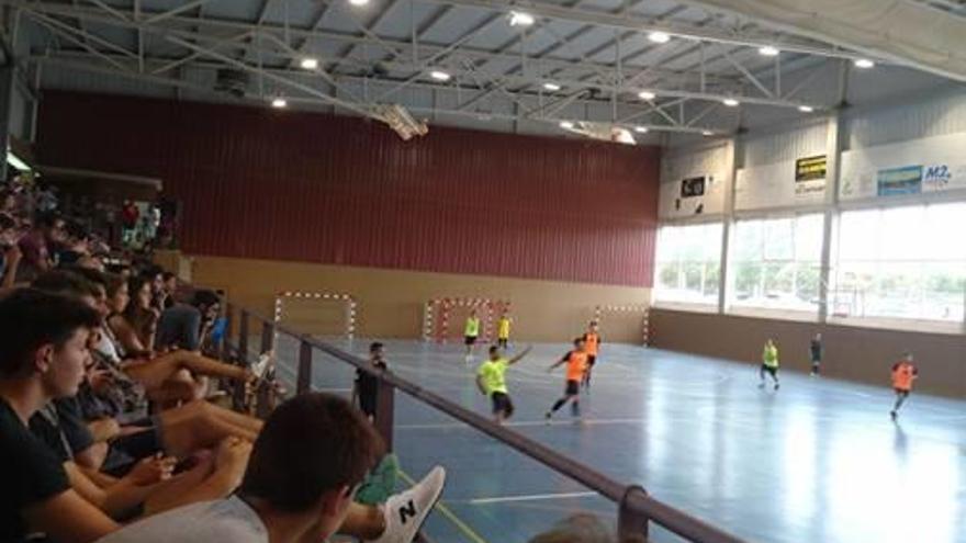 Dos equips de futbol sala jugant a la pista del pavelló Rafa Martínez