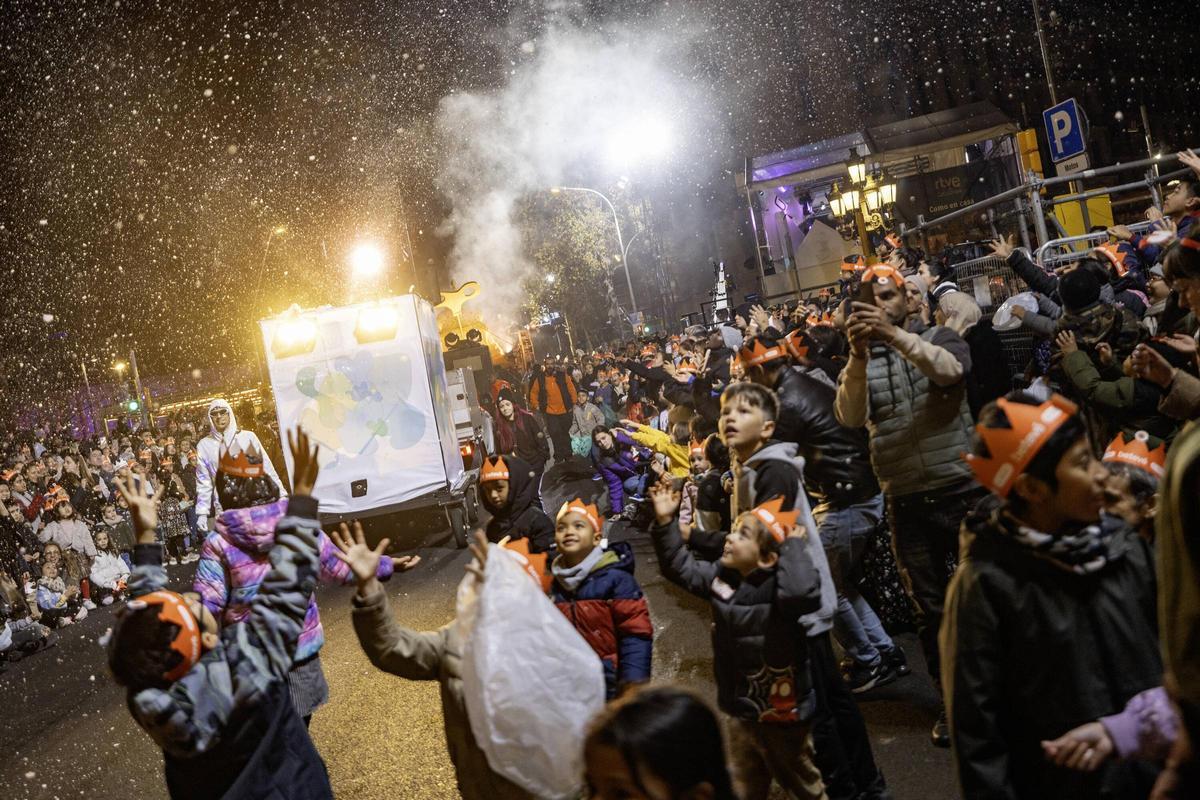 Miles de personas colman la costa de Barcelona para dar la bienvenida a los Reyes Magos