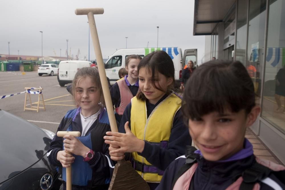 Botadura de chalanas de cartón en Marina Yates, en Gijón