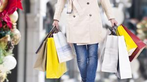 Mujer con diversas bolsas de comercios.