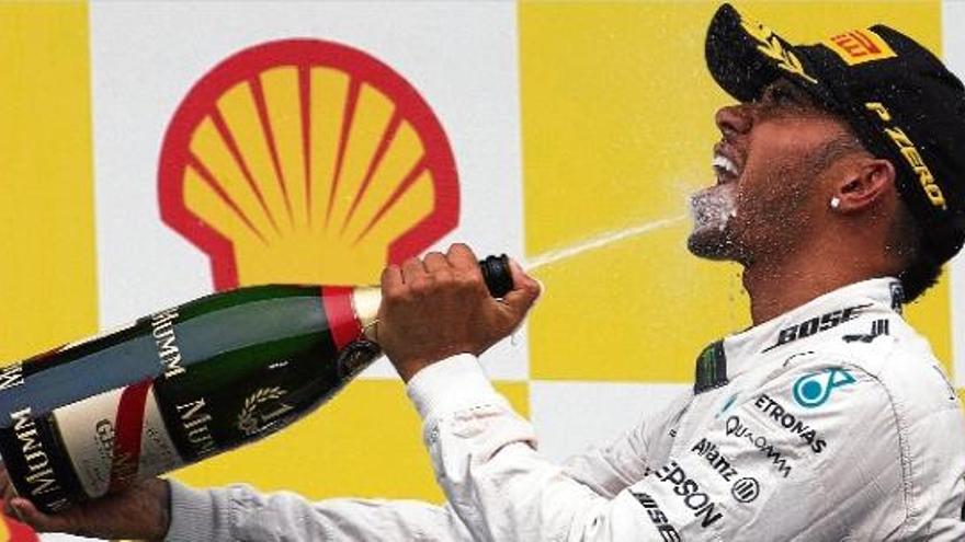 Hamilton celebrant la victòria al podi de Spa Francorchamps.