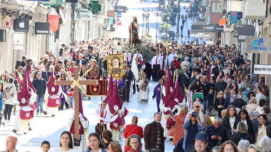 La Borriquita llena de fieles Porta do Sol en el inicio de la Semana Santa viguesa