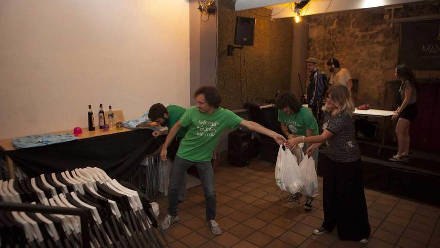 Varios miembros de &quot;La Folixaria&quot;, ayer, preparando la fiesta de presentación en sociedad del nuevo chiringuito.