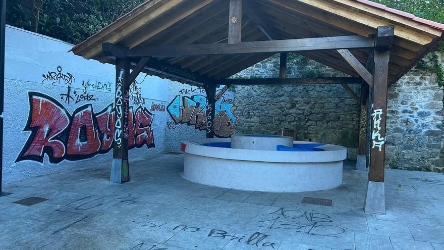 Llenan de intadas con símbolos nazis el lavadero de El Pixuecu, en Ribadesella