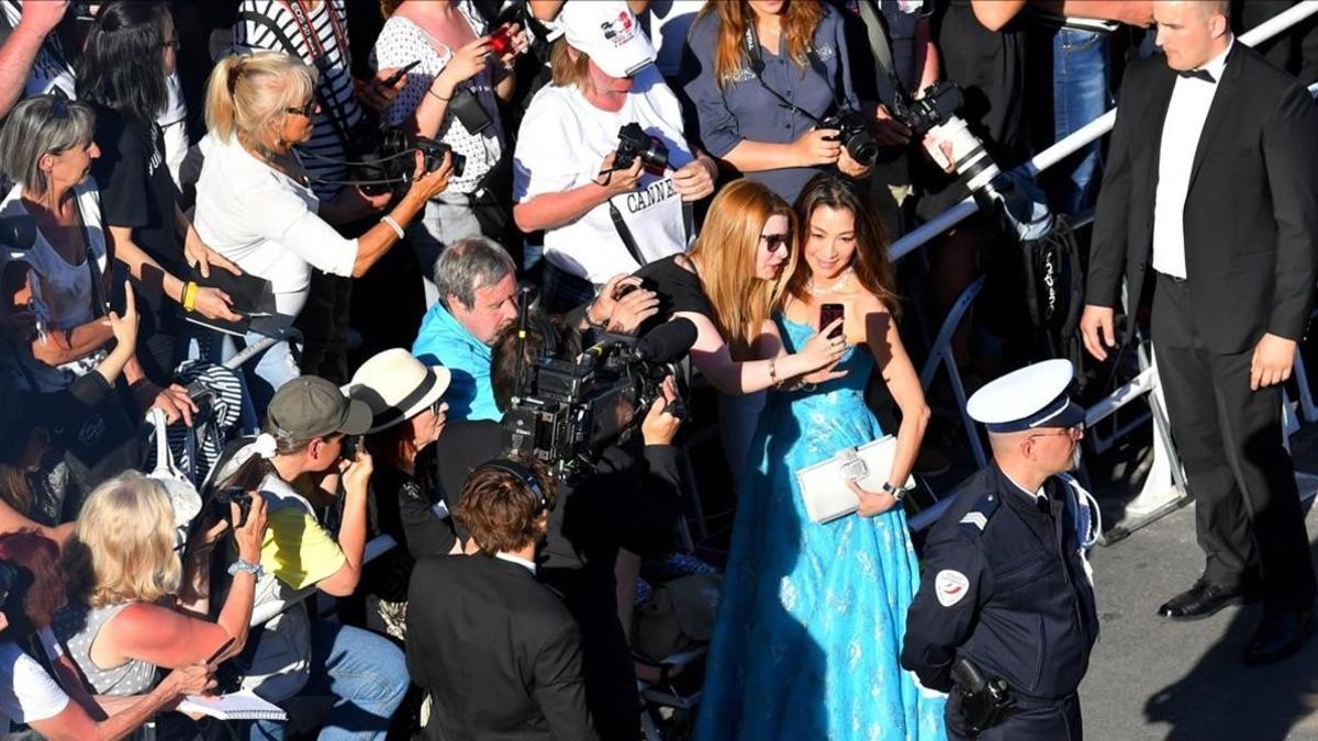 La actriz Michelle Yeoh posa para selfis durante el Festival de Cannes del año pasado.