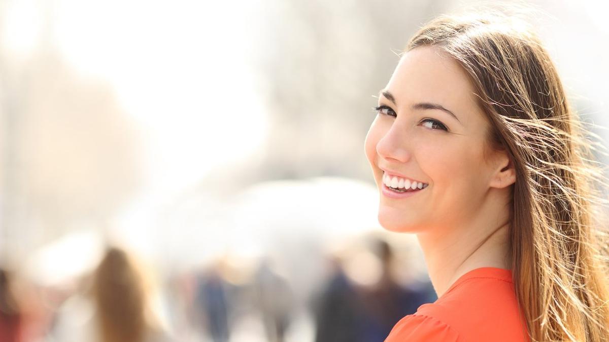 Chica joven sonriendo