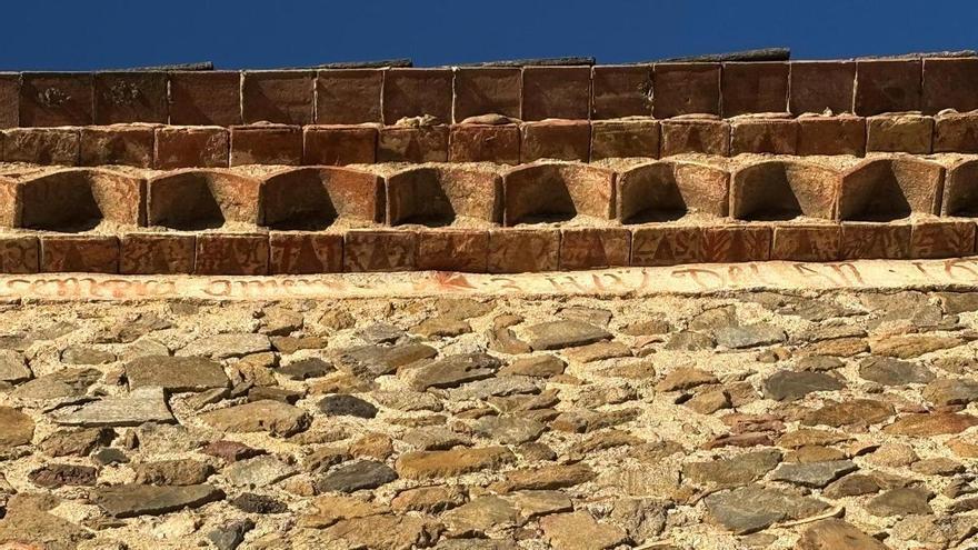 Sabies que si passeges per Aiguaviva i aixeques el cap ben amunt podràs observar uns dibuixos ben curiosos?