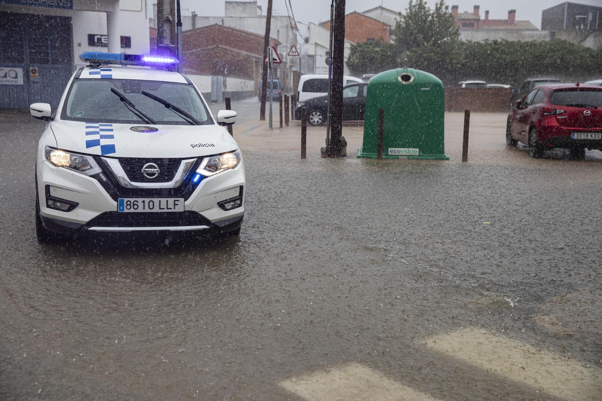 Tarda de pluges intenses que causen lleus inundacions i destrosses a les comarques gironines