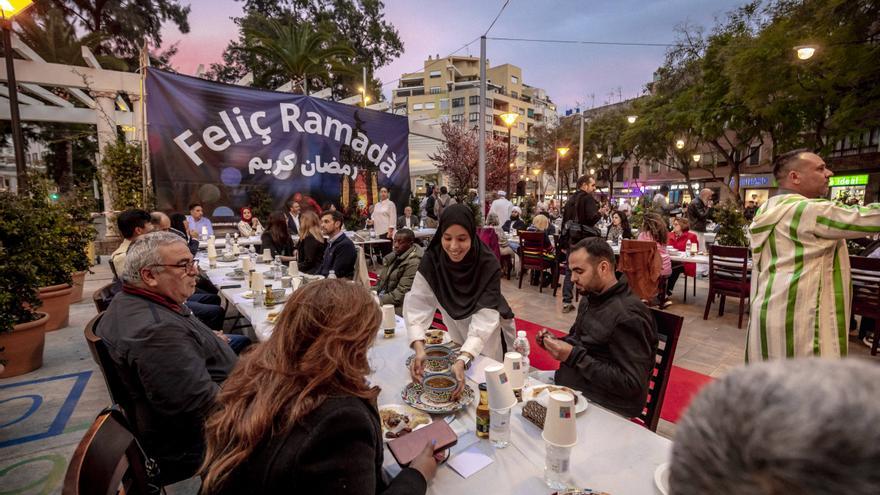 Los musulmanes de Mallorca celebran  una cena multitudinaria en Palma