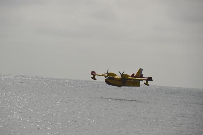 Los hidroaviones cargan agua en el Puerto de Las Palmas - Incendio Gran Canaria 2019