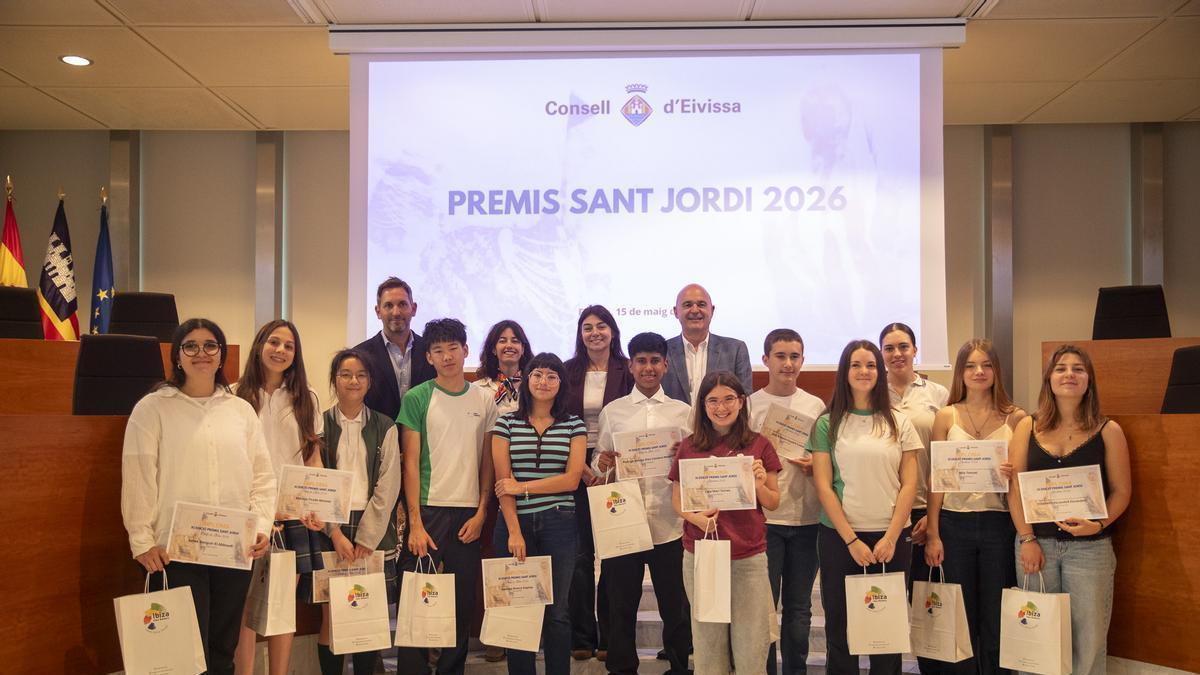 Los premiados, con las autoridades, en el Consell de Ibiza.